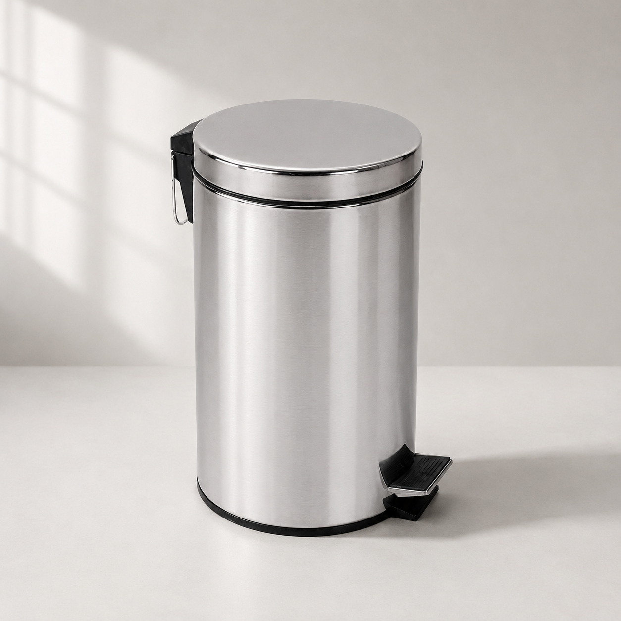 20L On Trash Can with Lid, Round Foot Pedal Waste